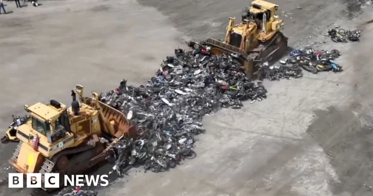 NYC intensifica la lotta ai veicoli illegali: oltre 200 moto demolite a Staten Island