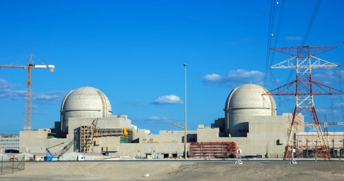 Incendio alla centrale nucleare degli Emirati: un attacco con drone accende i timori di sicurezza