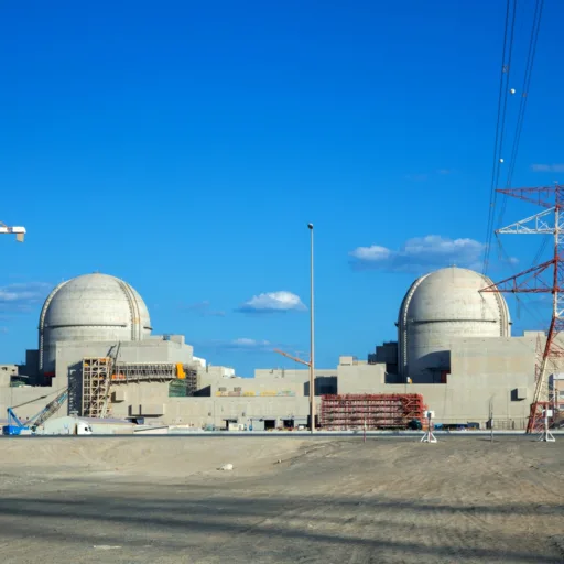 Incendio alla centrale nucleare degli Emirati: un attacco con drone accende i timori di sicurezza