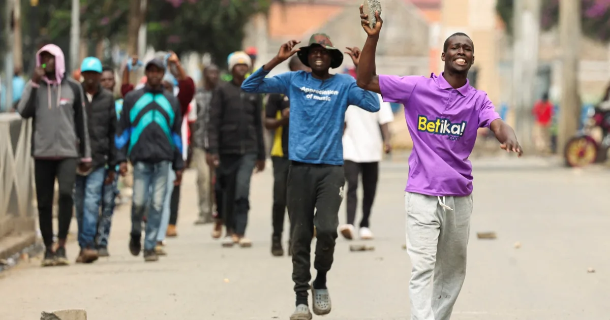 Kenya: proteste mortali per l’aumento dei prezzi del carburante spingono il paese verso una crisi sociale