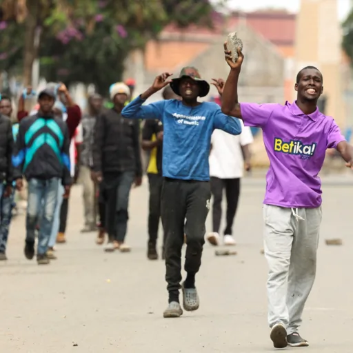 Kenya: proteste mortali per l’aumento dei prezzi del carburante spingono il paese verso una crisi sociale