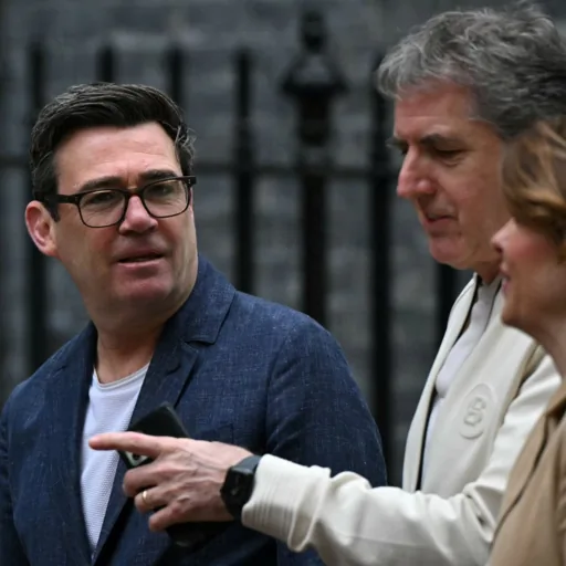 Intensificato lo scontro per la leadership del Labour: rischio di instabilità governativa nel Regno Unito