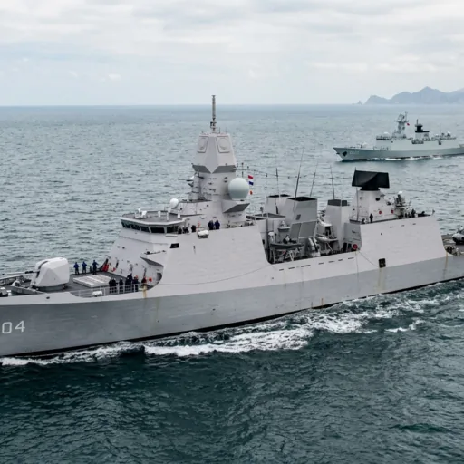 L'Esercito Popolare di Liberazione resta in 'stato di massima allerta' dopo il transito di una nave da guerra olandese nello Stretto di Taiwan