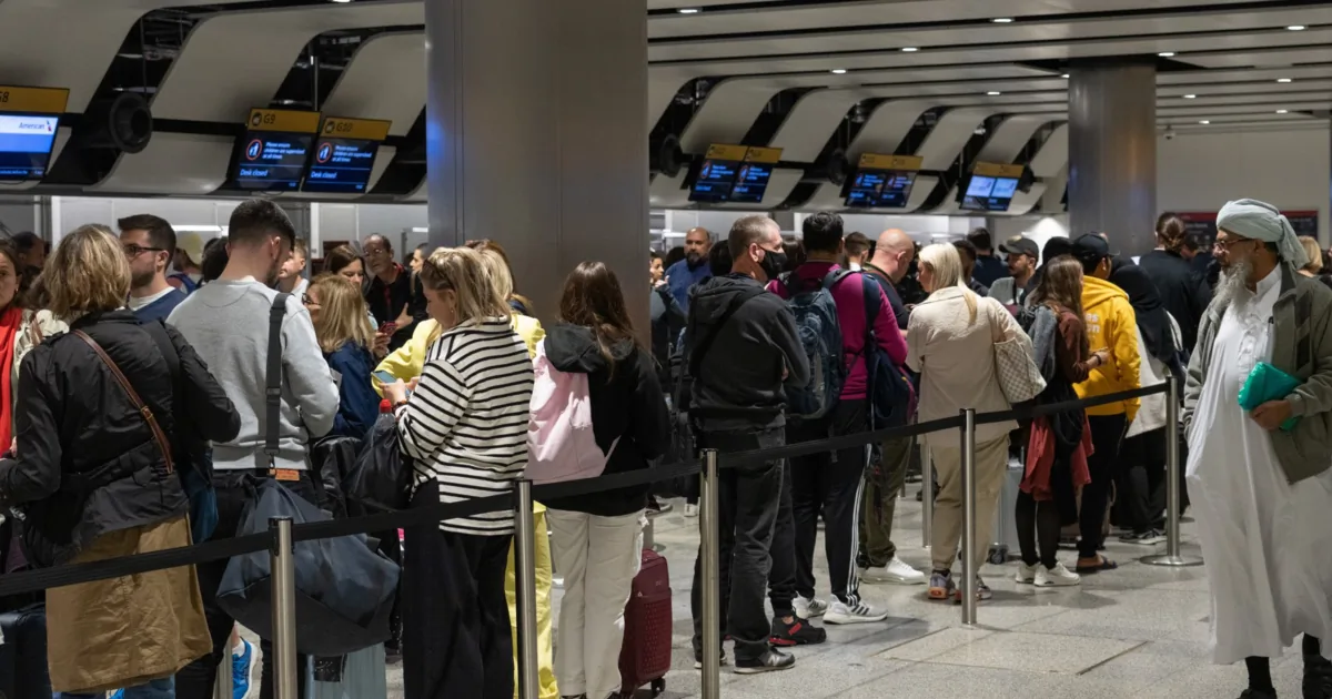 Il saldo migratorio nel Regno Unito crolla di quasi il 50% a causa di politiche più restrittive