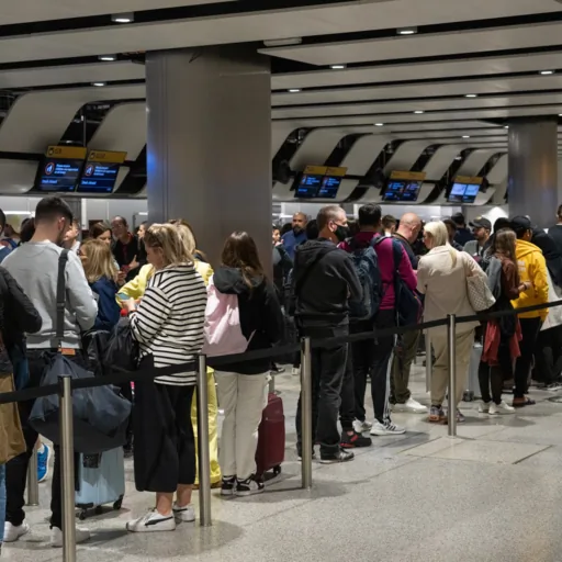 Il saldo migratorio nel Regno Unito crolla di quasi il 50% a causa di politiche più restrittive