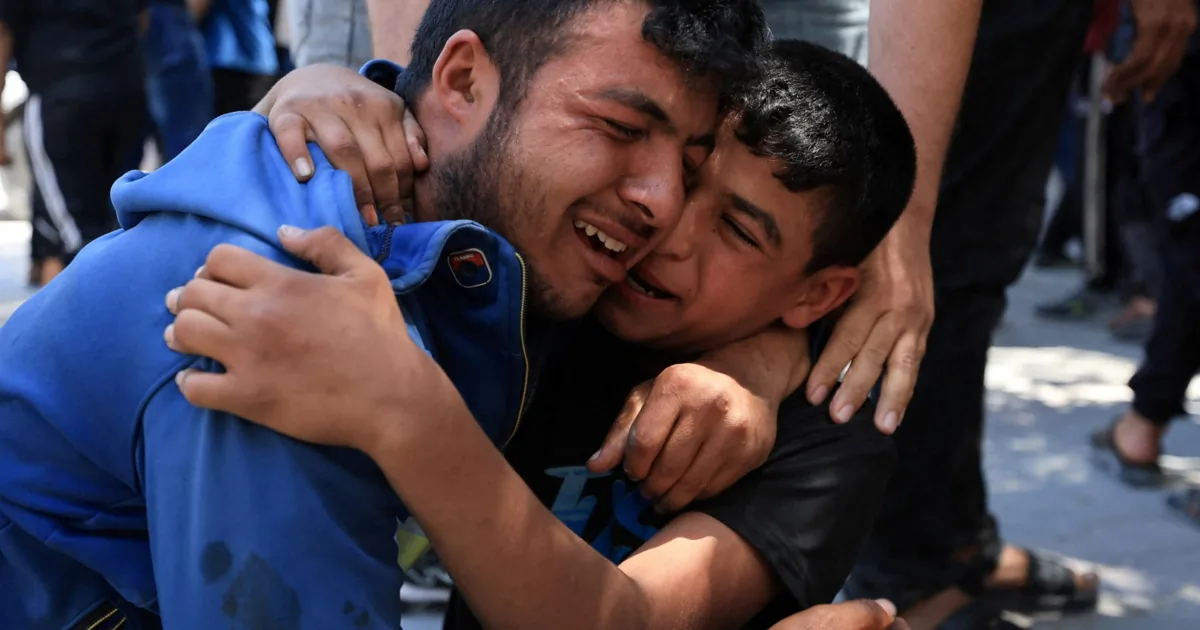 Cinque agenti di polizia e un ragazzo di 13 anni uccisi in un attacco israeliano a Gaza