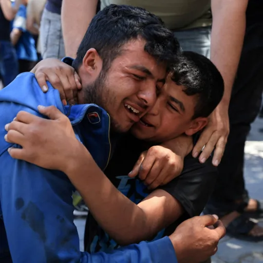 Cinque agenti di polizia e un ragazzo di 13 anni uccisi in un attacco israeliano a Gaza