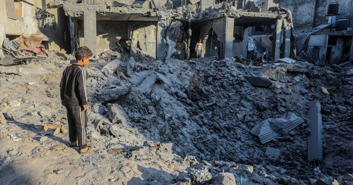 I raid israeliani notturni su Gaza causano pesanti distruzioni
