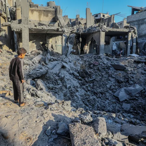 I raid israeliani notturni su Gaza causano pesanti distruzioni