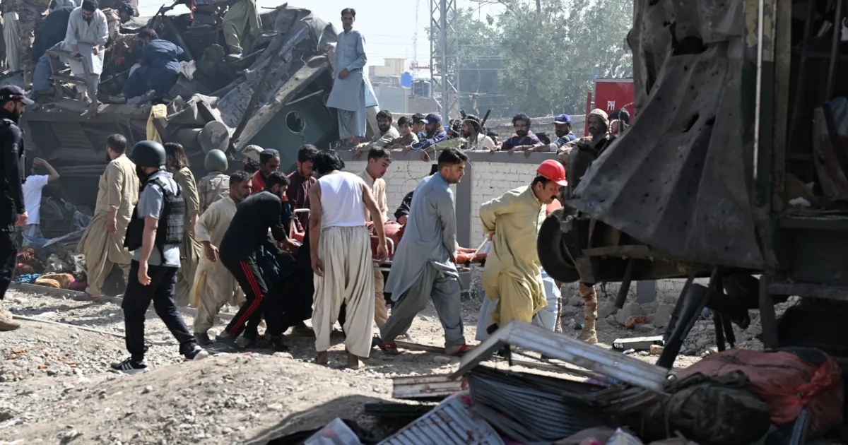 Pakistan, attentato con auto-bomba contro un treno: almeno 24 morti