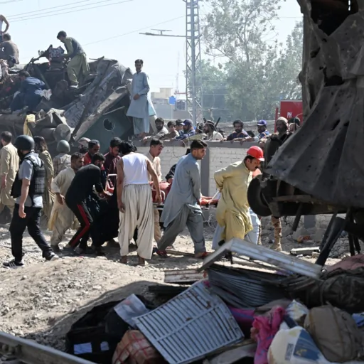 Pakistan, attentato con auto-bomba contro un treno: almeno 24 morti