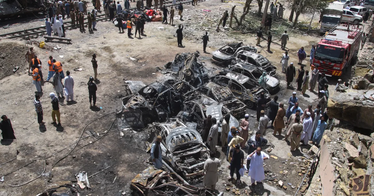Pakistan: attentato con auto bomba contro un treno provoca decine di vittime