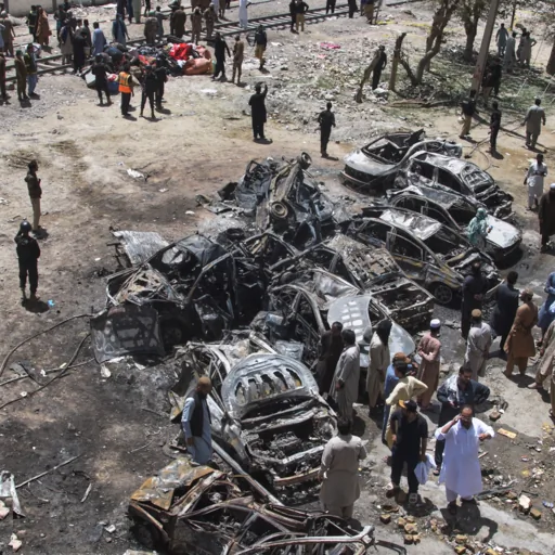 Pakistan: attentato con auto bomba contro un treno provoca decine di vittime