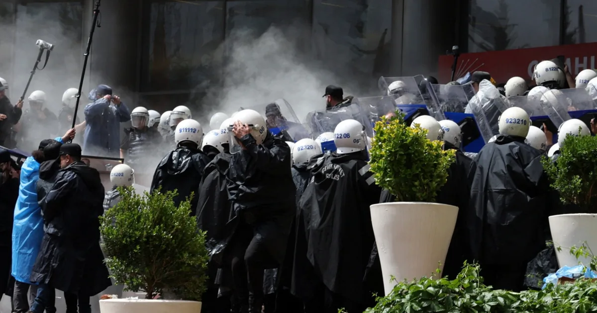 La polizia turca assalta la sede del principale partito d'opposizione CHP