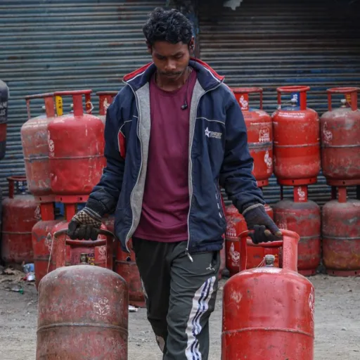 Crescita dei prezzi dei carburanti in India: l’effetto della crisi energetica iraniana